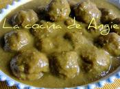 Albóndigas salsa curry cacahuetes