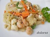 Fideos orientales calamares, gambas verduras