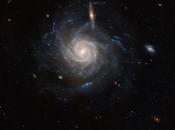 Hubble captura galaxia espiral barrada millones años Tierra