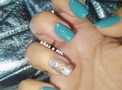 Diseño uñas azul verdoso plateado