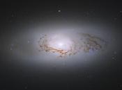 Hubble observa galaxia intermedia