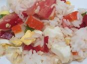 Ensalada arroz pimientos, tomates surimi
