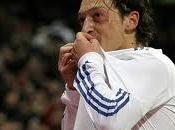Özil titular