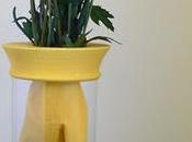 Florero decorado unos guantes