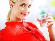 ¿Adelgaza beber agua antes comer?