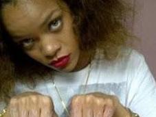 Rihanna mostró Twitter nuevo tatuaje