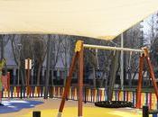 Barcelona combate calor parques infantiles toldos para sombra