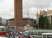 Desfile autobuses clásicos Barcelona para viajar través tiempo