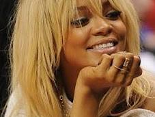Rihanna, ahora rubia, luce diseños para Armani