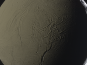 Encélado ilumimado Saturno