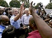 “humanitaria” mano Bush