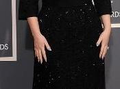 Adele vive gran noche Grammy vestida negro azul. Imágenes
