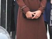 Duquesa Cambridge visita Liverpool. Consigue abrigo