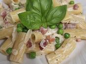 Pasta jamon guisantes salsa queso