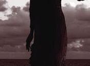 Isbrúk lobo detrás puerta