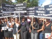 PANCARTAS: Cientos mujeres protestan contra Marcos Martínez...
