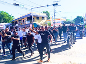 Neiba comunitarios marchan aulas para escuela Cerro Medio.