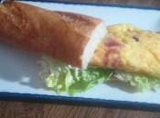 Bocadillo tortilla queso pimientos rojos