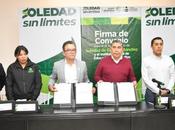 Alcalde Juan Manuel Navarro firma convenio IEEA para erradicar rezago educativo