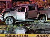 Conductor pierde control estrella contra poste Ricardo Anaya; colonia queda